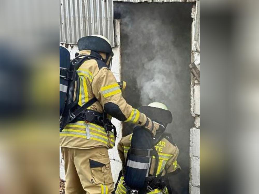 Insgesamt 43 Einsatzkräfte der Feuerwehr waren mit neun Fahrzeugen vor Ort in Uelde. Foto: Feuerwehr Anröchte