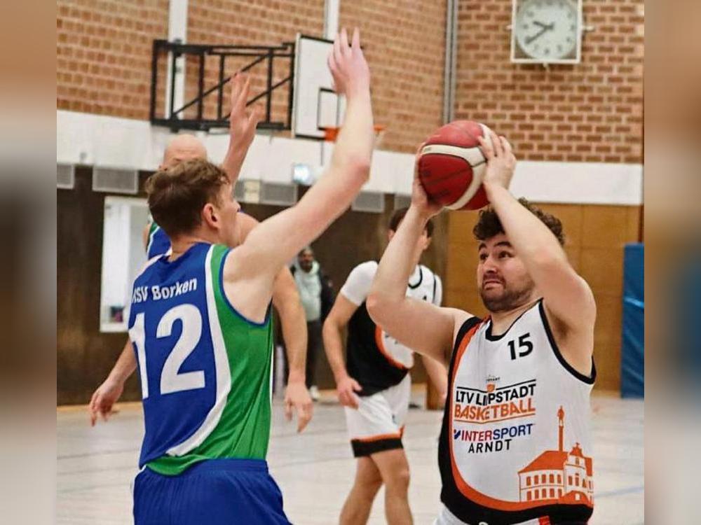 Die Basketballer des LTV Lippstadt (in Weiß) mussten sich im Heimspiel dem RSV Borken geschlagen geben. Foto: Uwe Feichtinger