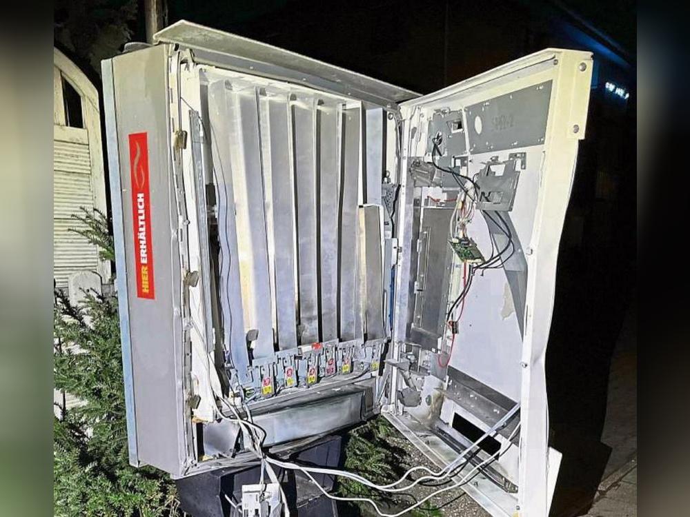 Dieses Zigarettenautomaten haben Unbekannte in der Nacht auf Montag in Lipperbruch hochgejagt. Foto: Polizei