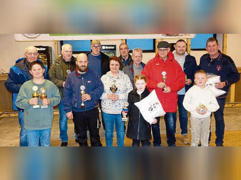 Die stolzen Sieger der Rüthener Rassekaninchen-Ausstellung. Foto: Marcus Kloer