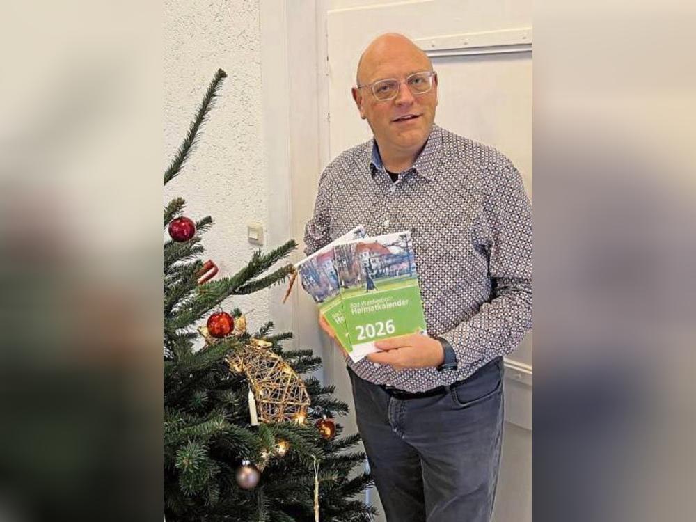 Ortsvorsteher Peter Brinkmann präsentiert den Kalender.
