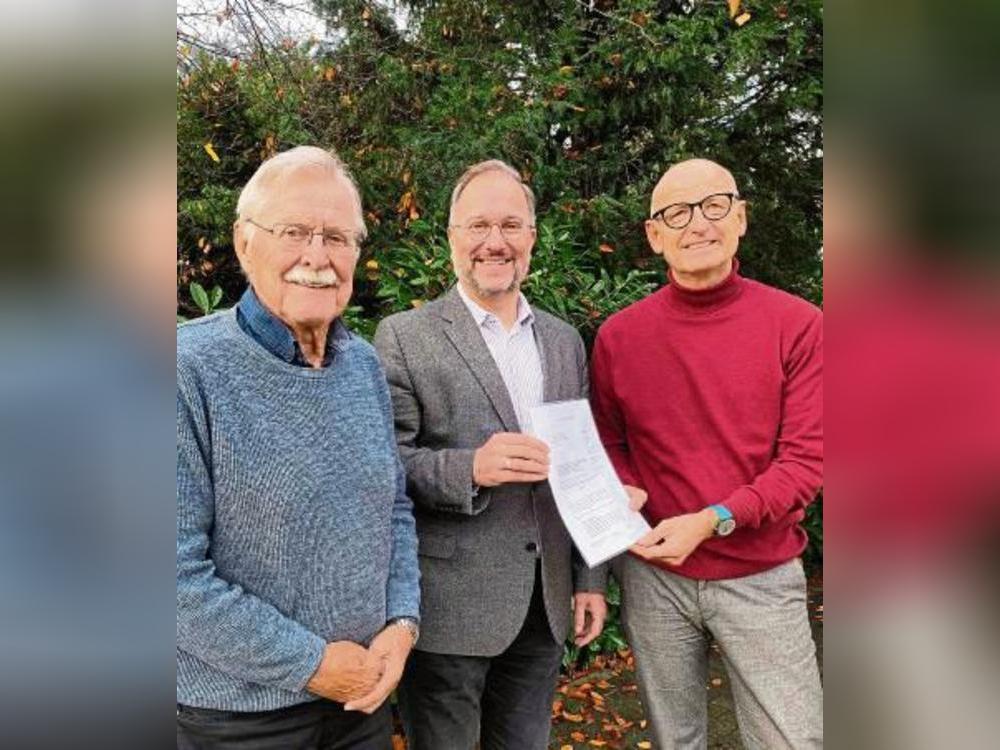 Unterstützung für das Hospiz von der Dr.-Arnold-Hueck-Stiftung: Heinz Müting (l.) und Manfred Strieht (r.) überreichten den Förderbescheid an Felix Staffehl von der Geschäftsführung der Christliche Hospize im Kreis Soest.