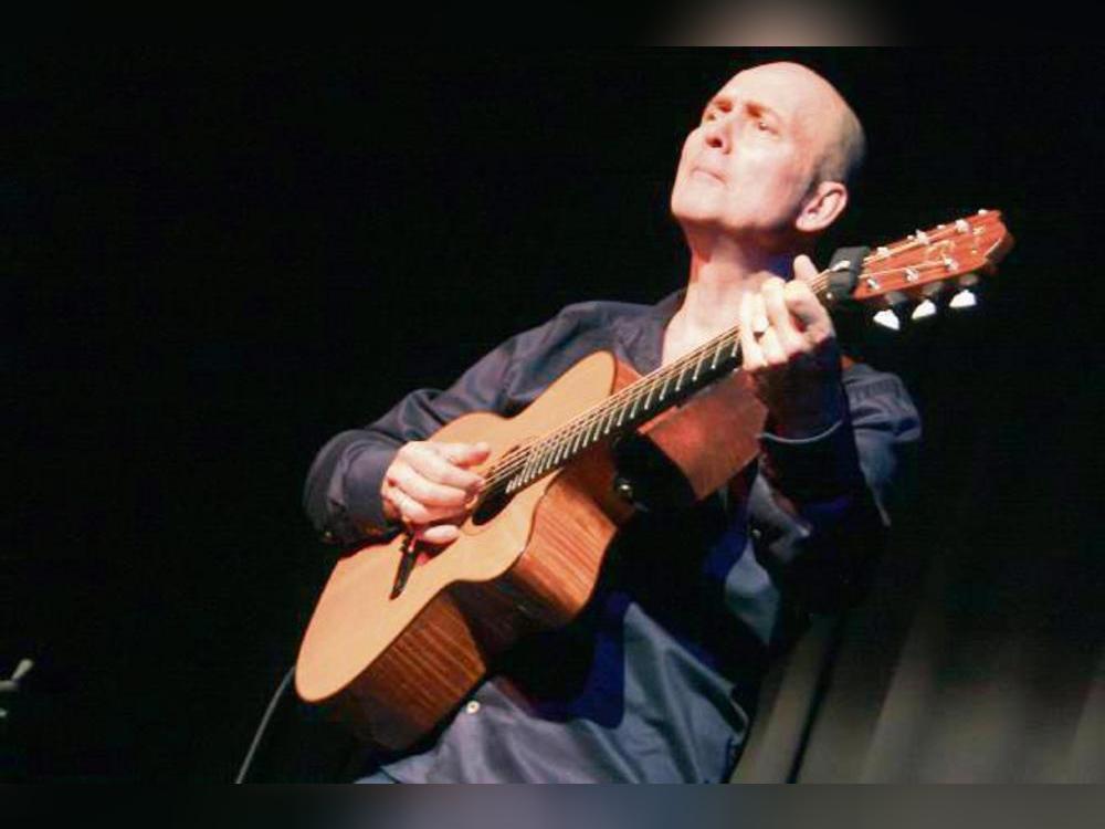 Der Rezitator und Musiker Oliver Steller bei seinem Gastspiel auf der Schlossbühne Overhagen. Foto: Helga Wissing