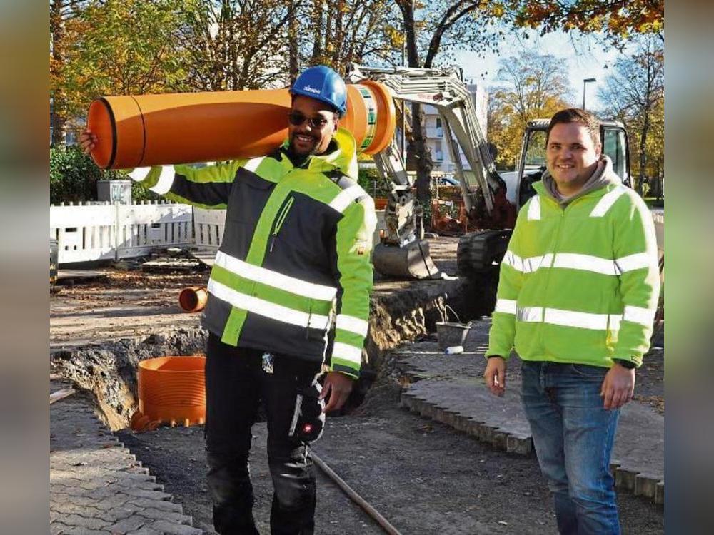 In der Juchaczstraße hat die Stadtentwässerung jetzt neue Schmutzwasserkanäle verlegt. Die erstmals genutzten Kunststoffrohre, die laut Stadtentwässerung der Umwelt und dem Klima dienen, haben einen hohen Anteil von Industrierezyklaten aus Produktionsresten. Bauleiter Direson Alexander (l.) und AöR-Ingenieur Jan Holtkötter waren gespannt auf die Kunststoffrohre.