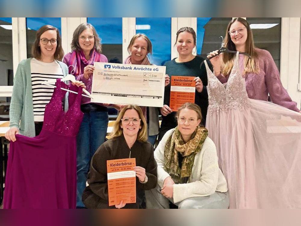 Zwischen Tüll und Spendenschecks: Stephanie Kößmeier, Sabine Schlüter-Laupert, Marina Mertens, Miriam Dahlhoff, Lea Wieneke (oben v.l.), Martina Sure und Vera Sellmann (unten v.l.) organisieren die Kleiderbörse. Foto: Wibke Bußmann