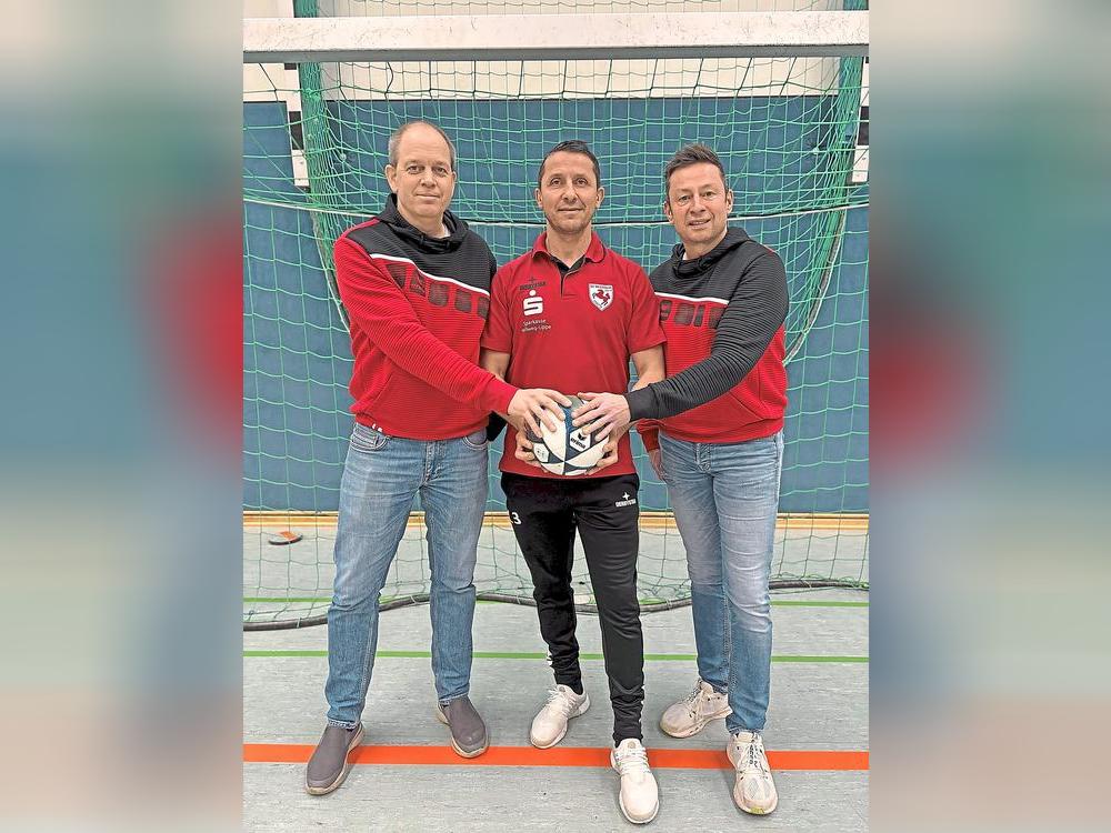 Luigi Brusciano (M.) will sich mit dem Aufstieg aus Erwitte verabschieden. Der Verein teilte ihm nun mit, dass man ab Sommer nicht mehr mit ihm plane. Foto: Verein