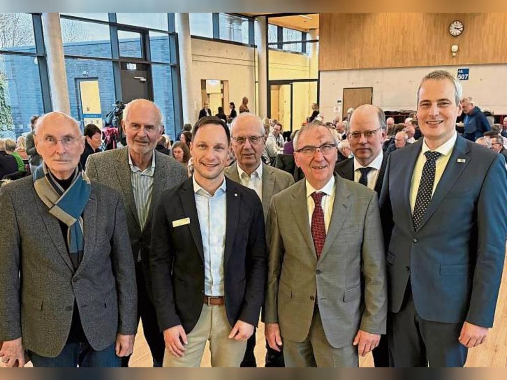 Zur Pensionärsfeier der Stadt Lippstadt begrüßten Bürgermeister Alexander Tschense (r.), der erste Beigeordnete Stephan Tydecks (2.v.r) und Stadtkämmerer Boris Schreiber (3.v.l.) unter anderem die ehemaligen Dezernenten Dr. Gunter Hagemann (l.) und Franz Ulrich Lücke (2.v.l.) sowie Stadtdirektor a.D. Klaus Karl Kaster (3.v.r.) und den ehemaligen Stadtkämmerer Rainer Strotmeier (4.v.l.).