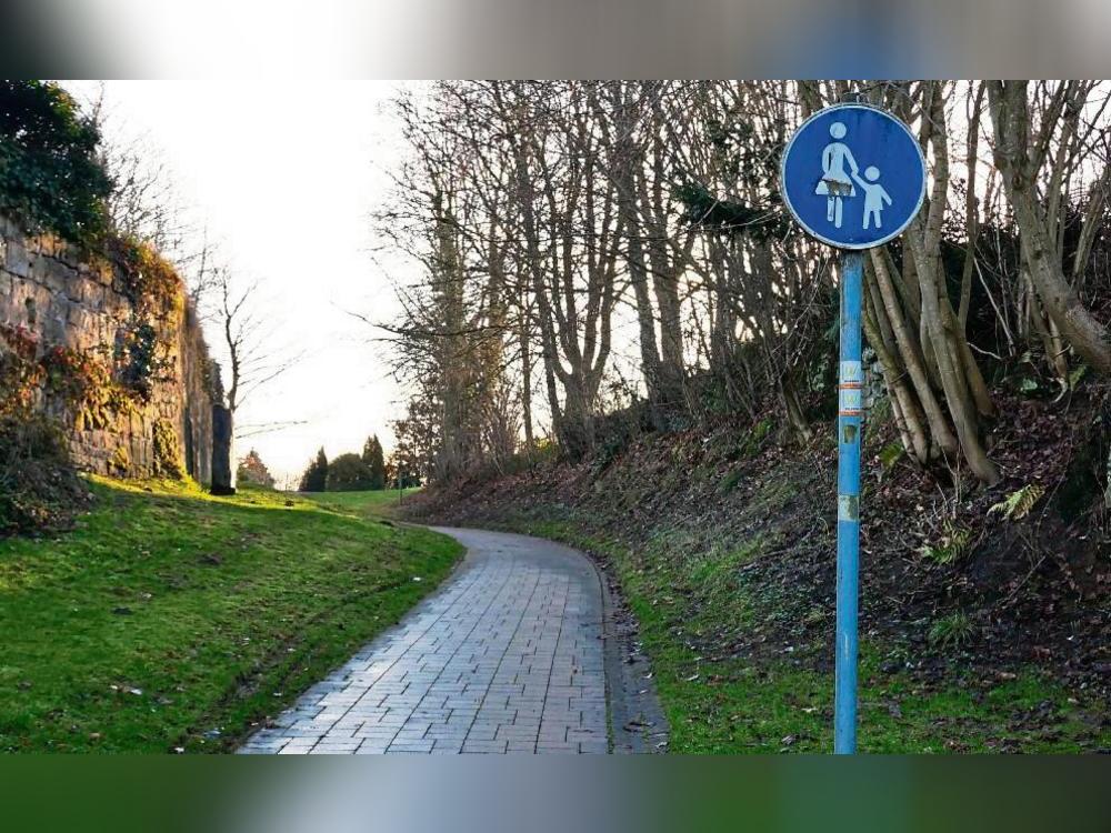 Die Beschilderung der Stadtmauer ist ausreichend, heißt es von der Stadt. Foto: Anja Bsdurek