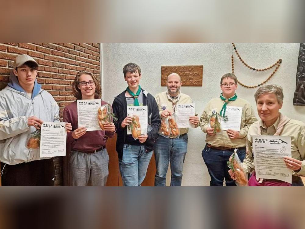 Die Cappeler Pfadfinder des Stammes Albatros haben an Nikolaus den ehrenamtlichen Vorstandsmitgliedern im Ortsteil mit einem Stutenkerl gedankt.