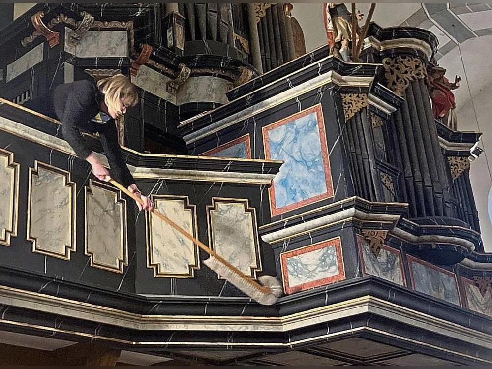 Hoch hinaus für ein sauberes Ergebnis: Mit Putzwedel und viel Einsatz wird selbst der letzte Staub erwischt. Fotos: Wibke Bußmann