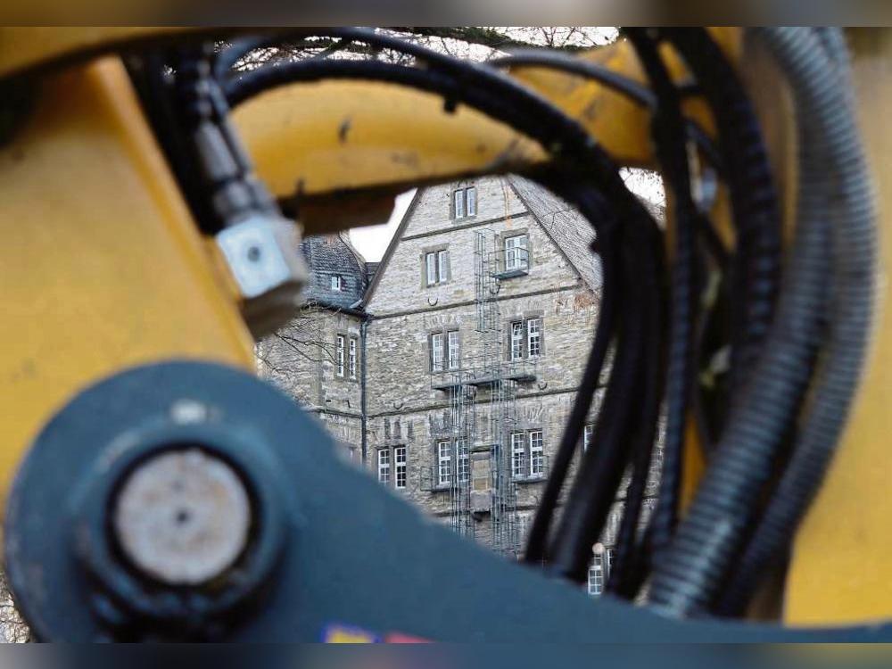 Bürgermeister Hendrik Henneböhl ist froh, dass im Schlosspark nun endlich die Bagger rollen. Die Arbeiten laufen bereits seit einigen Wochen. Foto: Ulrike Dietz