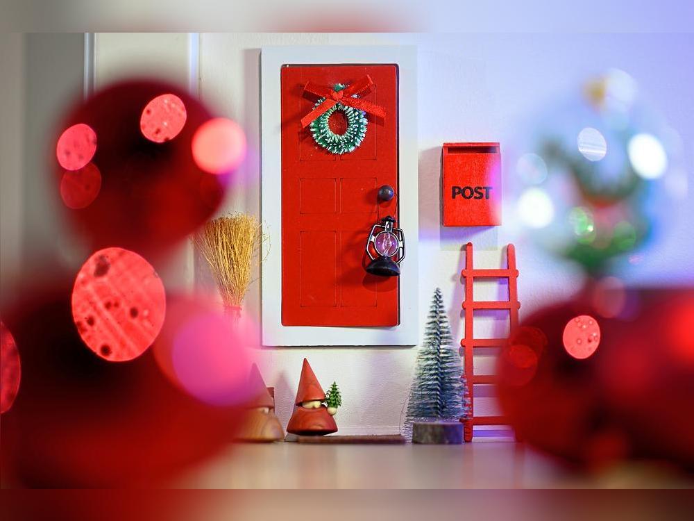 Weihnachtswichtel-Geschichten gibt es mittlerweile auch interaktiv mit KI-Videos. Die skandinavische Tradition hat längst auch den Kreis Soest erobert. Foto: DPA