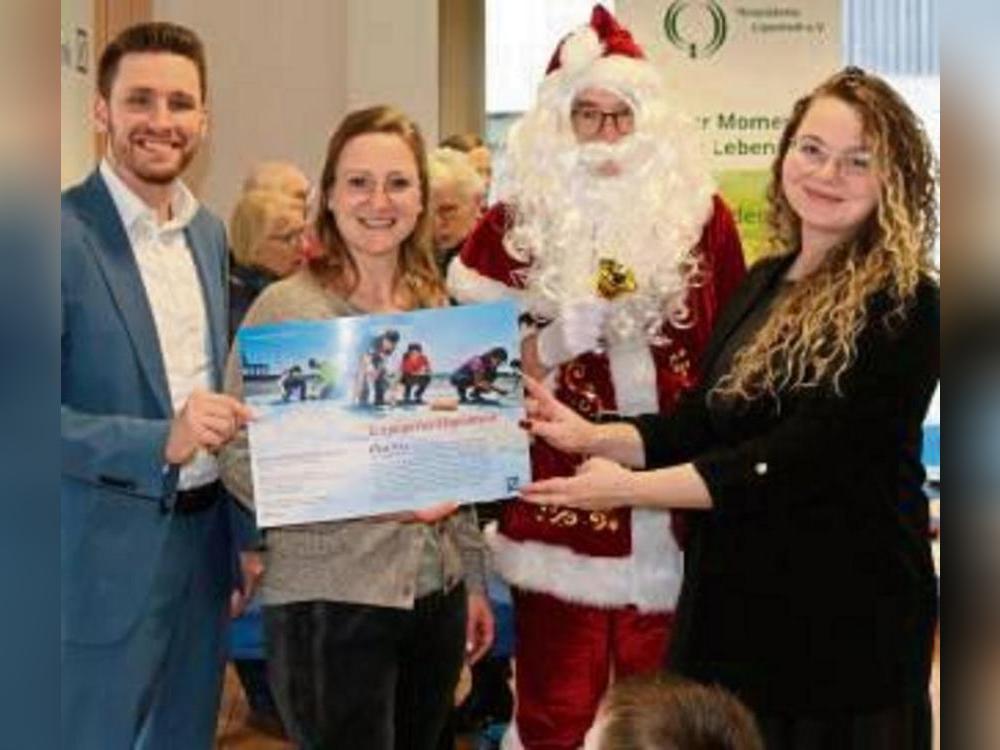 Die Spende an Wibke Porrmann (Hospizkreis Lippstadt) übergaben Filialdirektor Alexander Bartz, Nikolaus Mirko Jungmann und Antonia Soyer. Foto: Reinhard Priesnitz