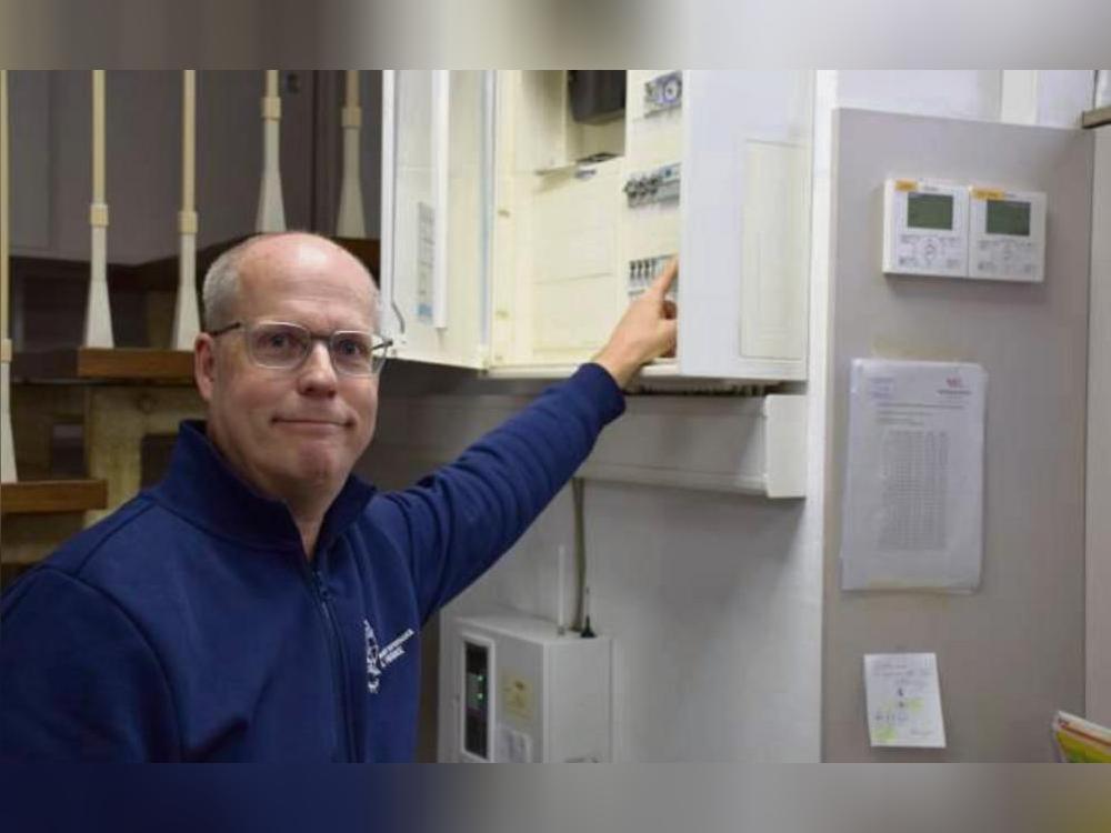 Den Schalter umlegen müsste die Politik bei den Apotheken – symbolisch haben viele das Licht ausgeschaltet, um auf ihre Lage hinzuweisen – so auch Kai Friske. Foto: Daniel Kossack