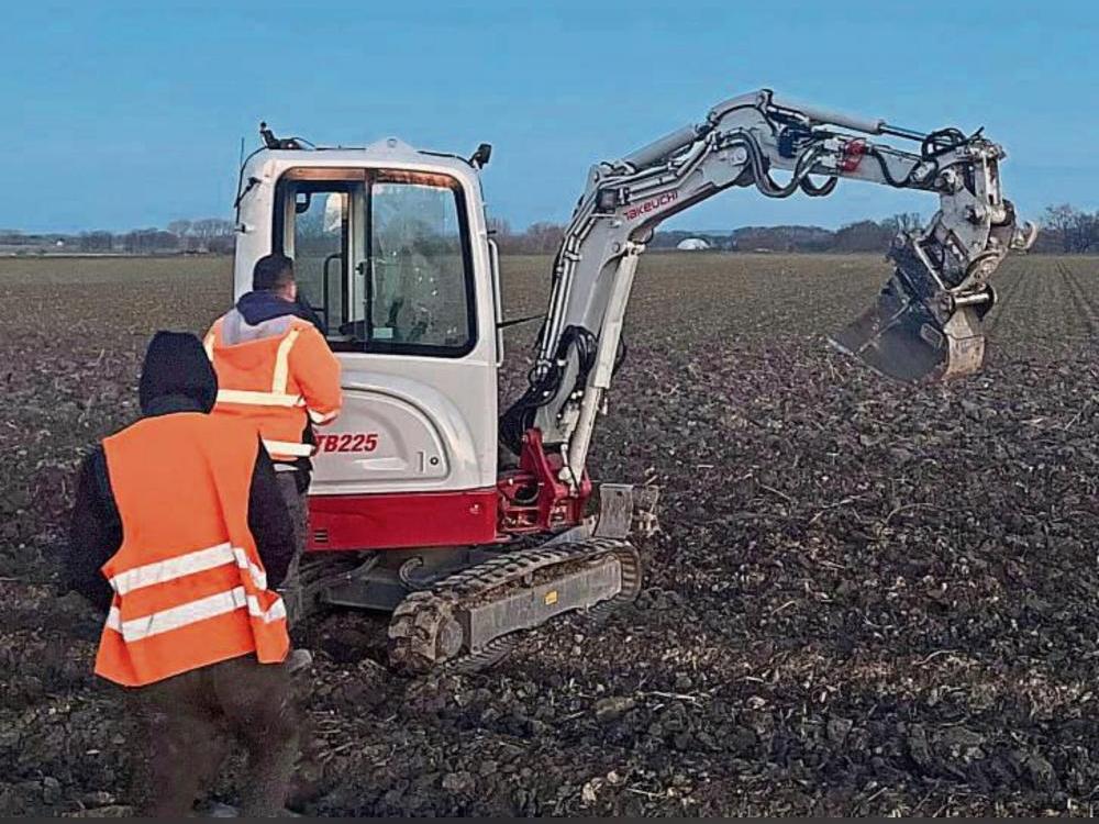 Akuter Spritmangel: Mit dem gestohlenen Minibagger blieb der Dieb auf diesem Acker stehen. Foto: Polizei