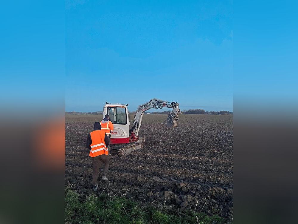 Akuter Sprtmangel: Mit dem gestohlenen Minibagger blieb der Dieb auf diesem Acker stehen. Foto: Polizei