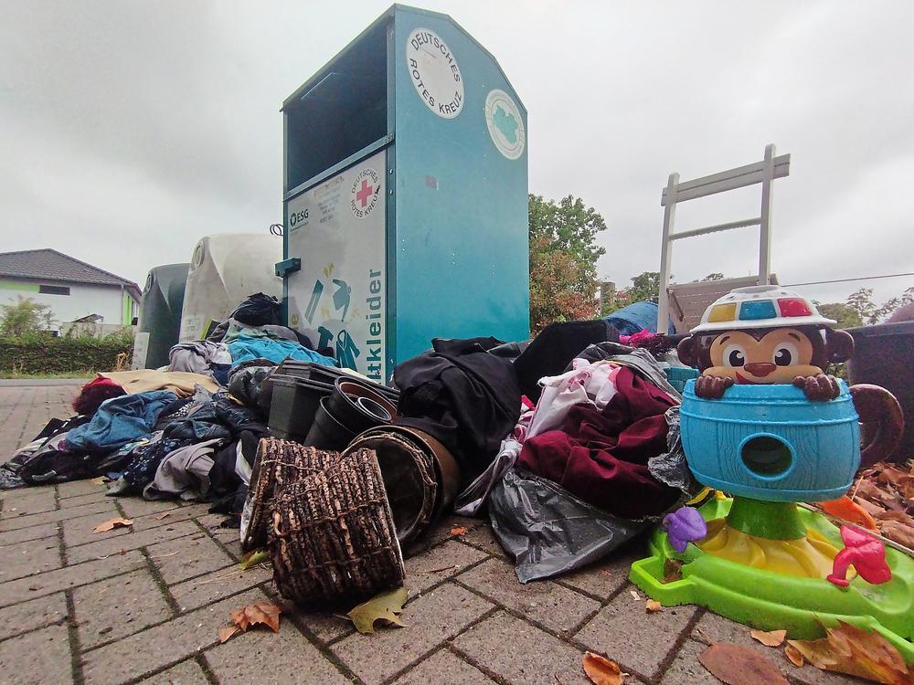 Wilder Müll türmt sich rund um Glascontainer und Kleiderspender. Foto: stefan Niggenaber