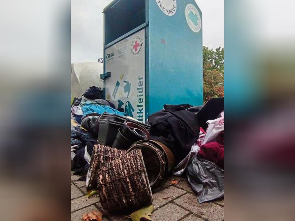 Wilder Müll türmt sich rund um Glascontainer und Kleiderspender. Foto: stefan Niggenaber