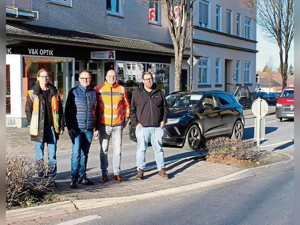 Katja Mollerus (l.) und Oscar Santos (2.v.r.) von Straßen NRW stellen mit Bürgermeister Alfred Schmidt (2.v.l.) und Christian Hunecke (r.) vom Bauamt die Maßnahmen vor. Foto: Soraya Dietz
