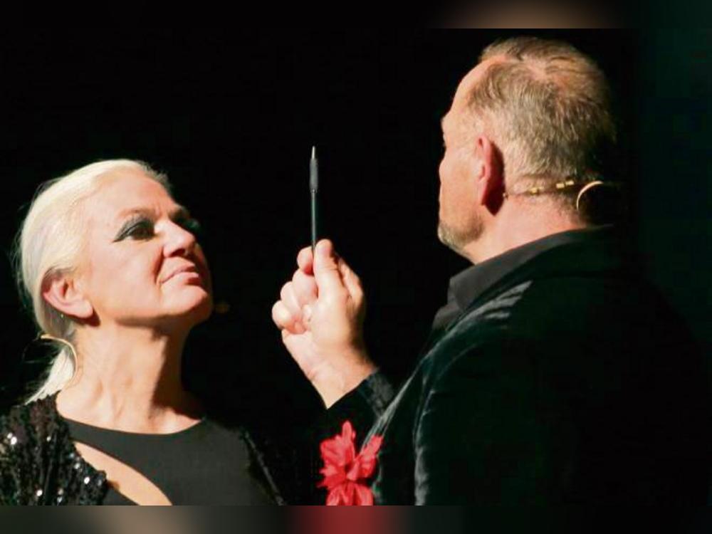 Für Hildegard Knef (Angela H. Fischer) ist die Sache klar: Der Teufel (Andreas Strigl) bekommt ihre Seele nicht. Foto: Marion Heier