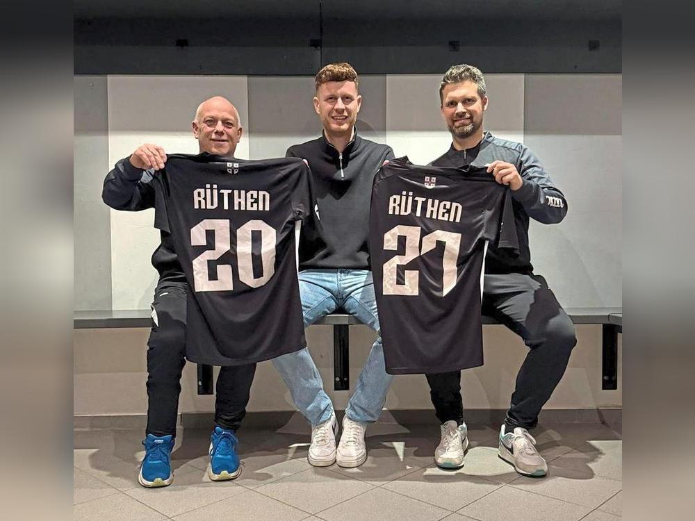 Der TSV Rüthen setzt auf Kontinuität: So gab der Sportliche Leiter Jan Brings (M.) die Vertragsverlängerung des Trainerduos der 1. Mannschaft, Hansi Diekfelder (l.) und Tobias Reich (r.), bekannt.