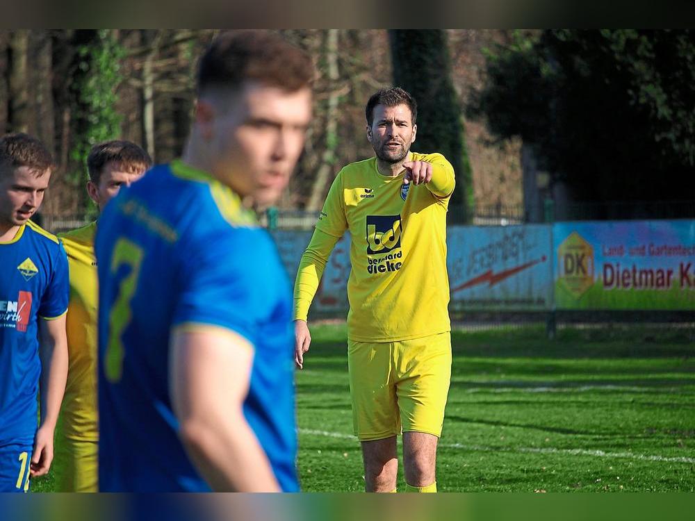 Geht im Sommer in sein viertes Jahr in Mellrich: Trainer Christopher Köthemann. Foto: Thorsten Heinke