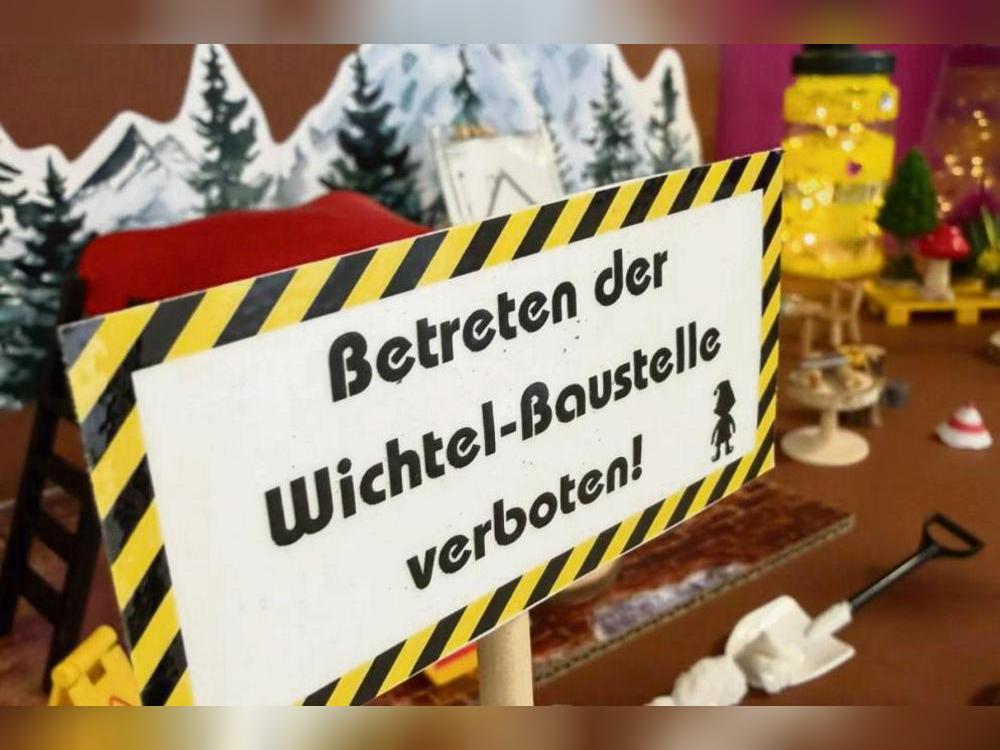 Mit einer Wichtel-Baustelle in einer Vitrine fing alles an: Tag für Tag konnten die Schüler die beiden Wichtel beobachten, wie sie über Nacht ihre Haus fertigstellten.