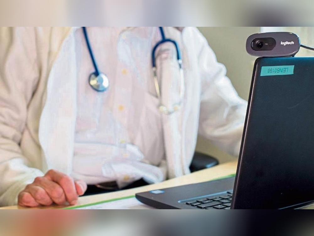 Bei geeigneten Beschwerden vermitteln die Mitarbeiter der 116 117 Patienten in die Videosprechstunde. Foto: dpa