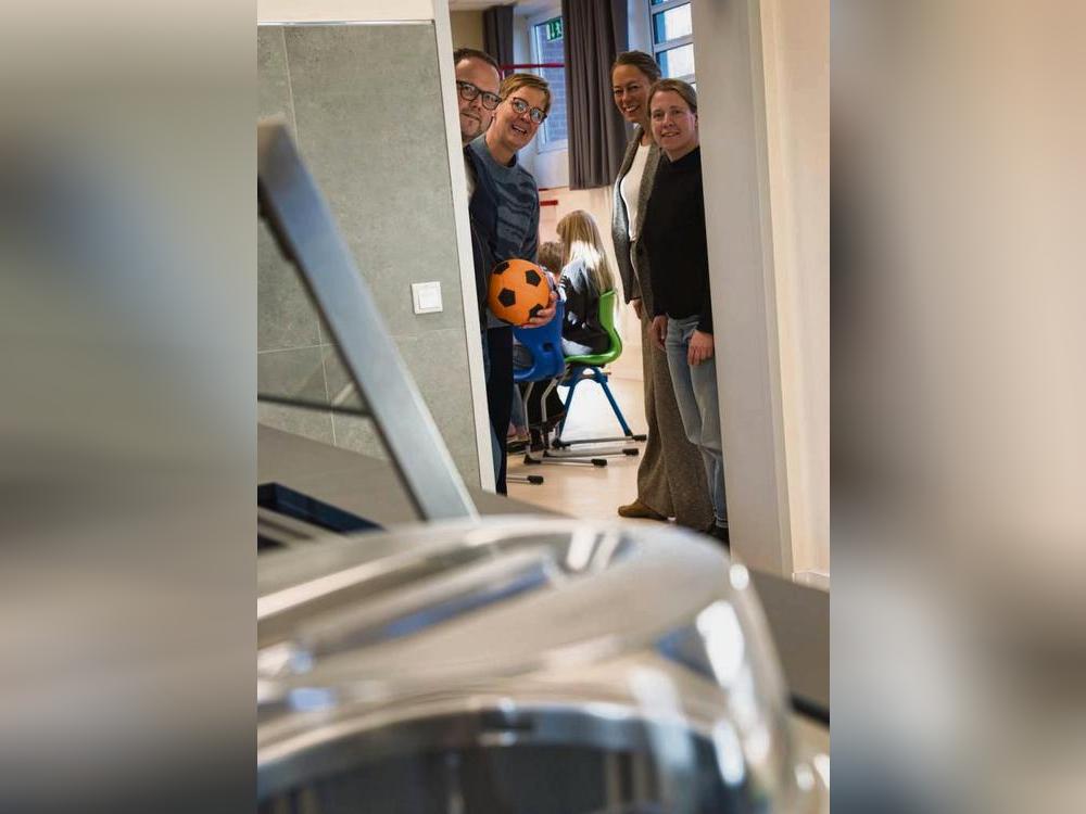 Begutachteten die neuen Räume (v.l.): Bürgermeister Alfred Schmidt, die stellvertretende Schulleiterin Christina Holzdeppe, Schulleiterin Sonja Kleine und Dorothea Schlüter vom Bauamt machten sich auf zur Besichtigungstour.