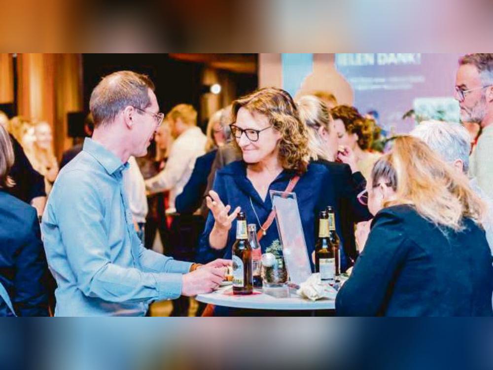 Beim Fachkräftedialog der Kreis-Wirtschaftsförderung bei Sedus Systems vernetzten sich die Teilnehmer. Fotos: Nina Vester