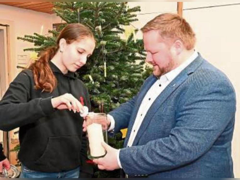 Die Pfadfinder aus Soest überbrachten Landrat Heinrich Frieling das Friedenslicht im Kreishaus. Foto: Kira Hönicke (Kreis Soest)