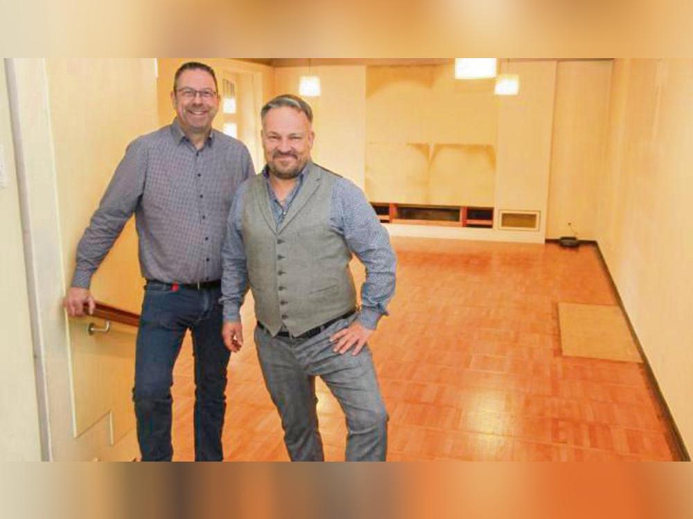 Die Paderborner Theaterproduzenten Frank Sitter und Oliver Meier wollen das ehemalige evangelische Gemeindezentrum in Wewelsburg für Theater- und Musicalproben, Festspiele und Autorenlesungen nutzen. Foto: Johannes Büttner