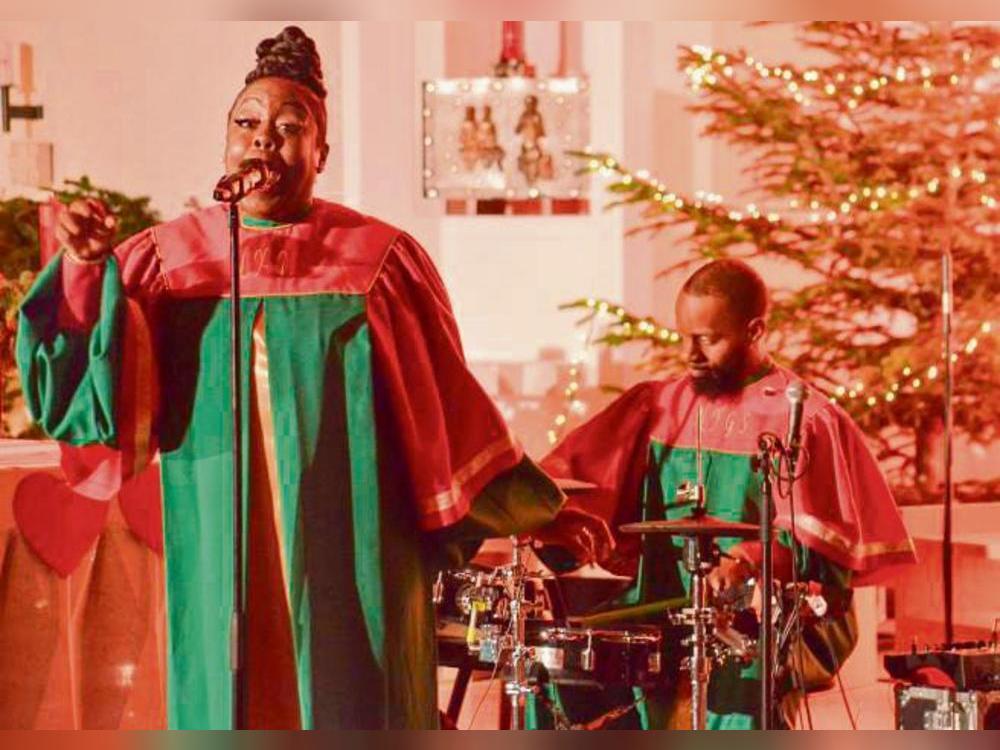 Sängerin Alison Hill Mitchell mit Schlagzeugzeuger Joshua Keitt in der festlich geschmückten Piuskirche. Fotos: Dietmar Gröbing