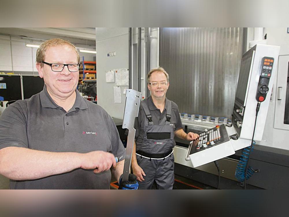 Im Metallbereich bei Serteq arbeiten auch Janus Makuch und Hubert Schmidt. Aus den entgrateten Aluminium-Schienen im Bild werden später mal Haltegriffe in Bussen. Fotos: Schwade
