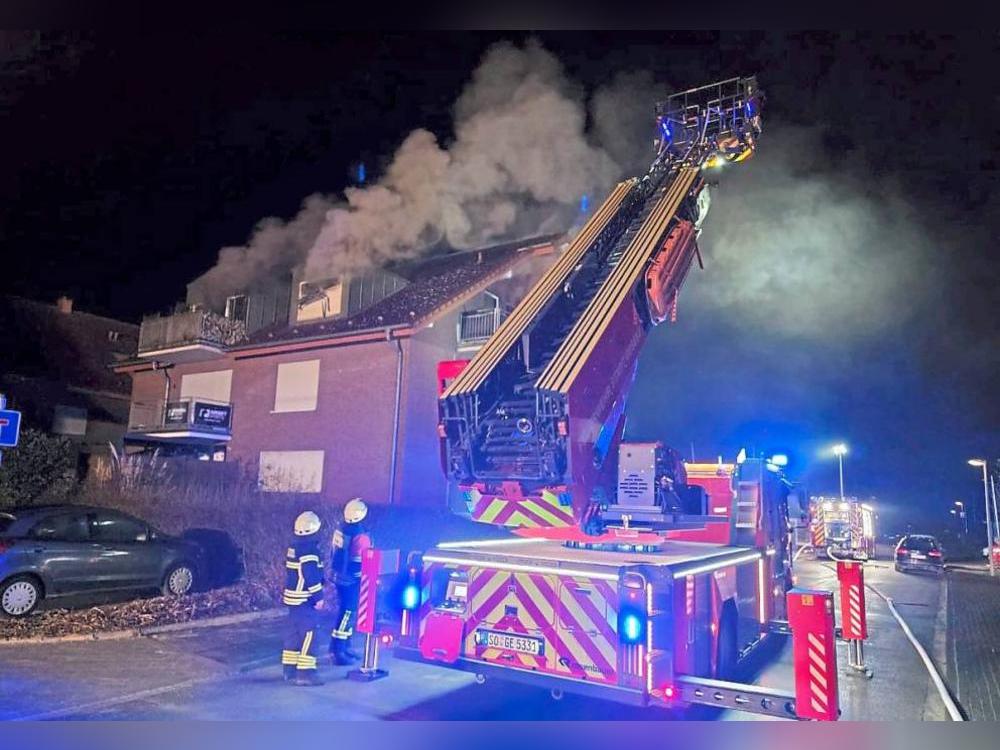 Im zweiten Obergeschoss eines Mehrfamilienhauses stand eine Wohnung in Brand, aus den Fenstern quoll dichter Rauch. Foto: Feuerwehr Geseke
