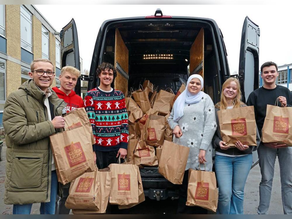 Gut 300 Tüten mit haltbaren Lebensmitteln, Süßigkeiten, aber auch Selbstgemachtem wurden in diesem Jahr in der Marienschule gesammelt, um damit ein Zeichen von Solidarität zu setzen.
