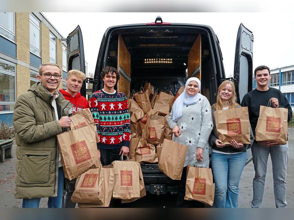 Gut 300 Tüten mit haltbaren Lebensmitteln, Süßigkeiten, aber auch Selbstgemachtem wurden in diesem Jahr in der Marienschule gesammelt, um damit ein Zeichen von Solidarität zu setzen.