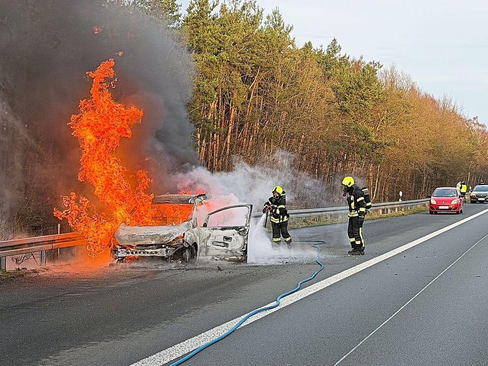 Beide Spuren waren für die Löscharbeiten für ca. eine Stunde voll gesperrt.
