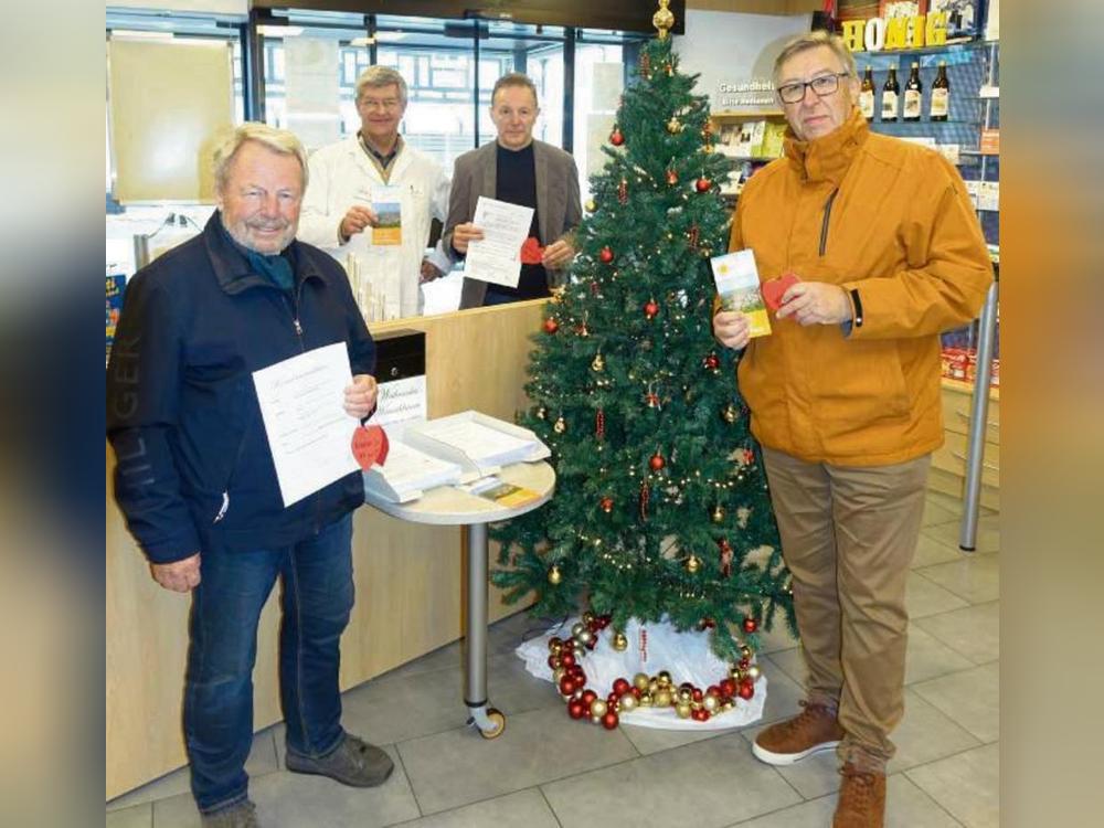 Waren an der Aktion beteiligt (v.l.): Volker Dumschat (Bürgerstiftung), Eckart Tannhäuser (Hirsch-Apotheke), Reinhard Mehn (Caritas-Sozialstation) und Hans-Josef Wessel (Bürgerstiftung). Foto: Marcus Kloer