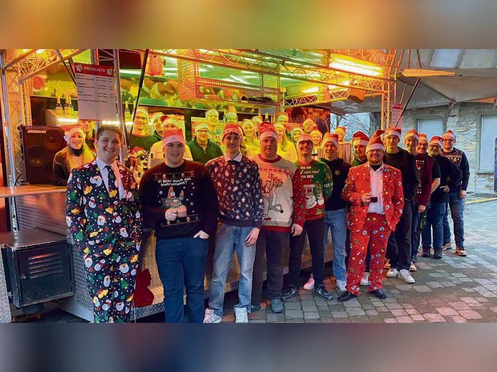 Die Junggesellen-Schützen und ihr Hofstaat verkauften den Glühwein nicht nur, sondern kosteten natürlich auch selbst davon. Der Laune war das nicht abträglich. Foto: Nicola Gerwin