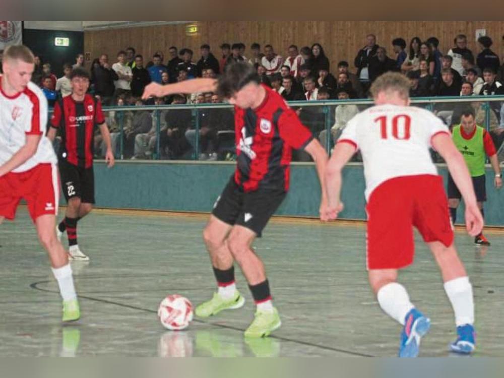 Der SV Lippstadt (in Rot) setzte sich im Halbfinale deutlich mit 7:1 gegen die JSG Erwitte durch.