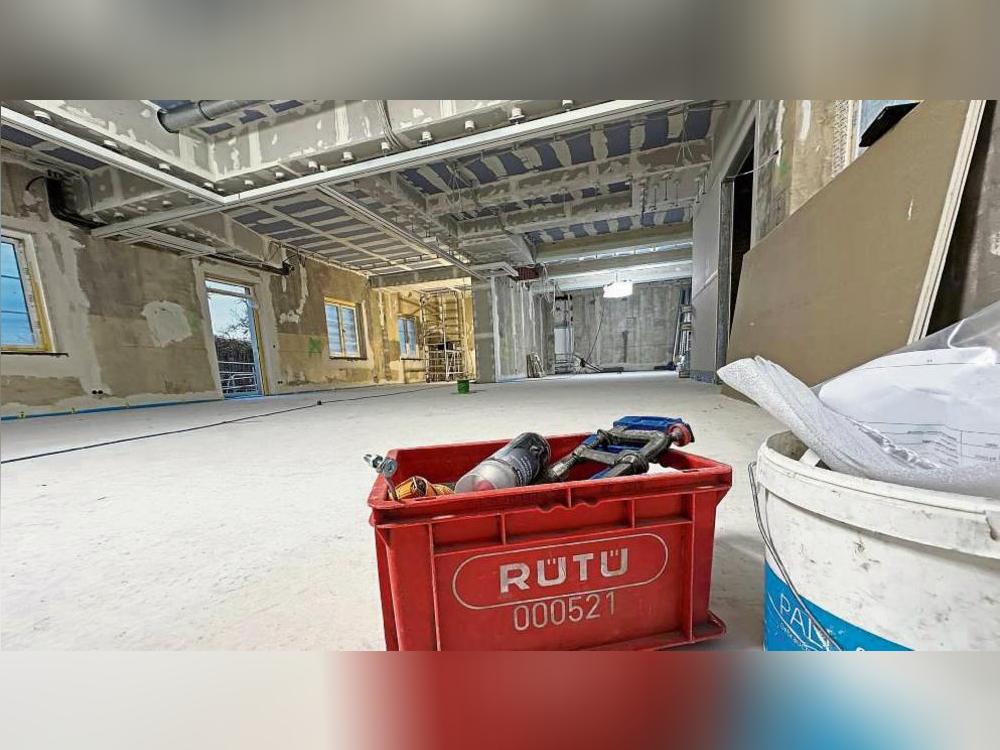 Staub, Schweiß und Zusammenhalt: Bökenförde baut an seinem neuen Dorfzentrum. Das Erdgeschoss der Alten Schule ist kaum wiederzuerkennen. Fotos: Carolin Cegelski