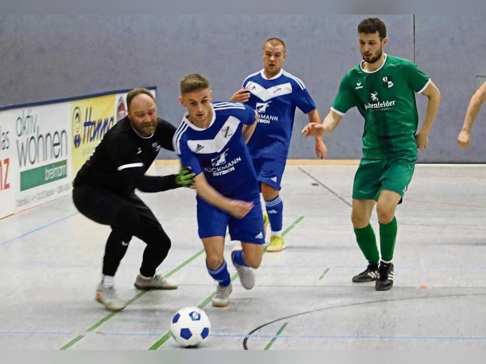 Nach der 1:4-Auftaktpleite gegen Langenberg-Benteler (in Grün), steigerte sich der SuS Westenholz (in Blau) im Turnierverlauf und verlor am Ende nur noch das Finale. Foto: Uwe Feichtinger