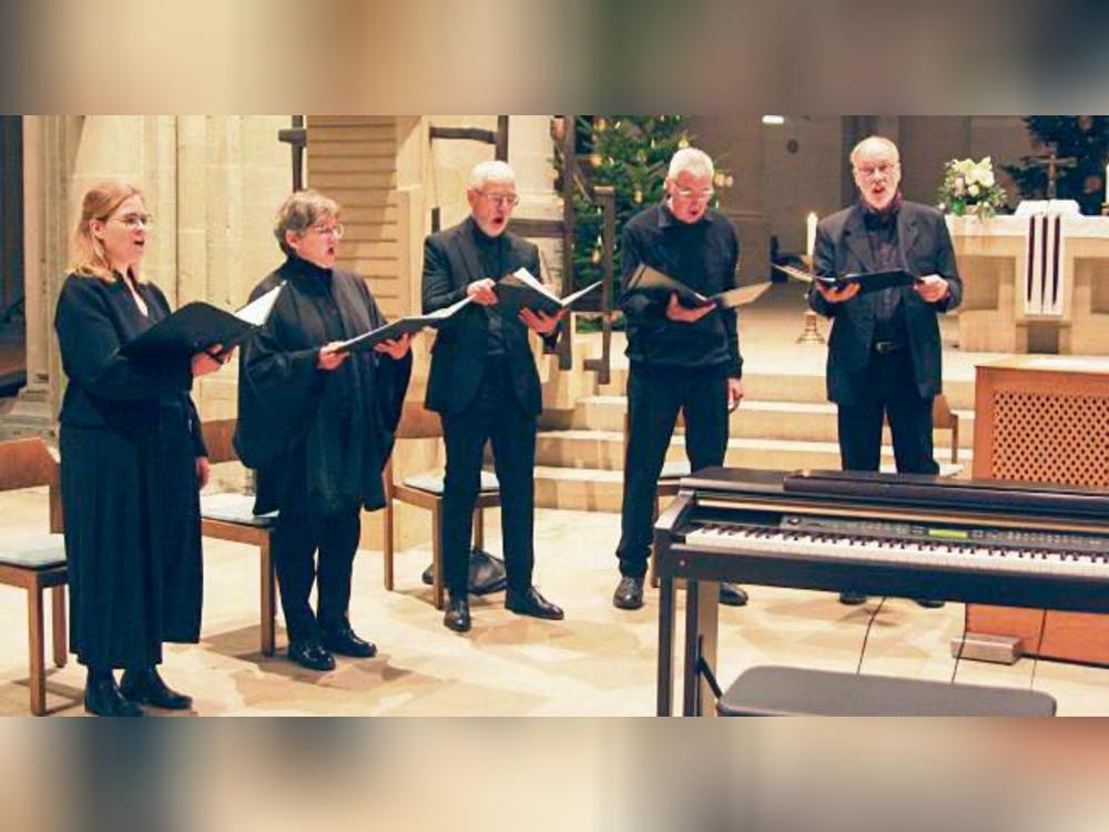 Fünf der zehn Sängerinnen und Sänger des Ensemble 25, das sich extra für die vierte Vespermusik in der Lippstädter Marienkirche zusammengefunden hat. Foto: Helga Wissing