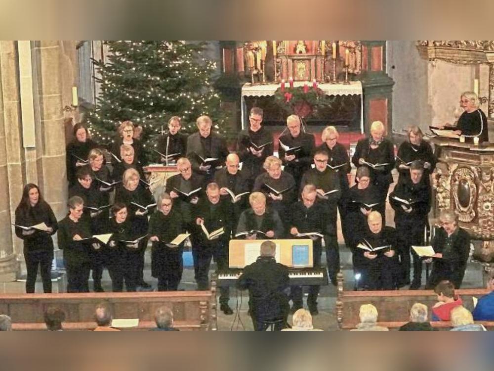 Der Kammerchor gestaltete ein stimmungsvolles Mitsingkonzert in der gut besuchten St.-Nikolaus-Kirche. Foto: Marcus Kloer
