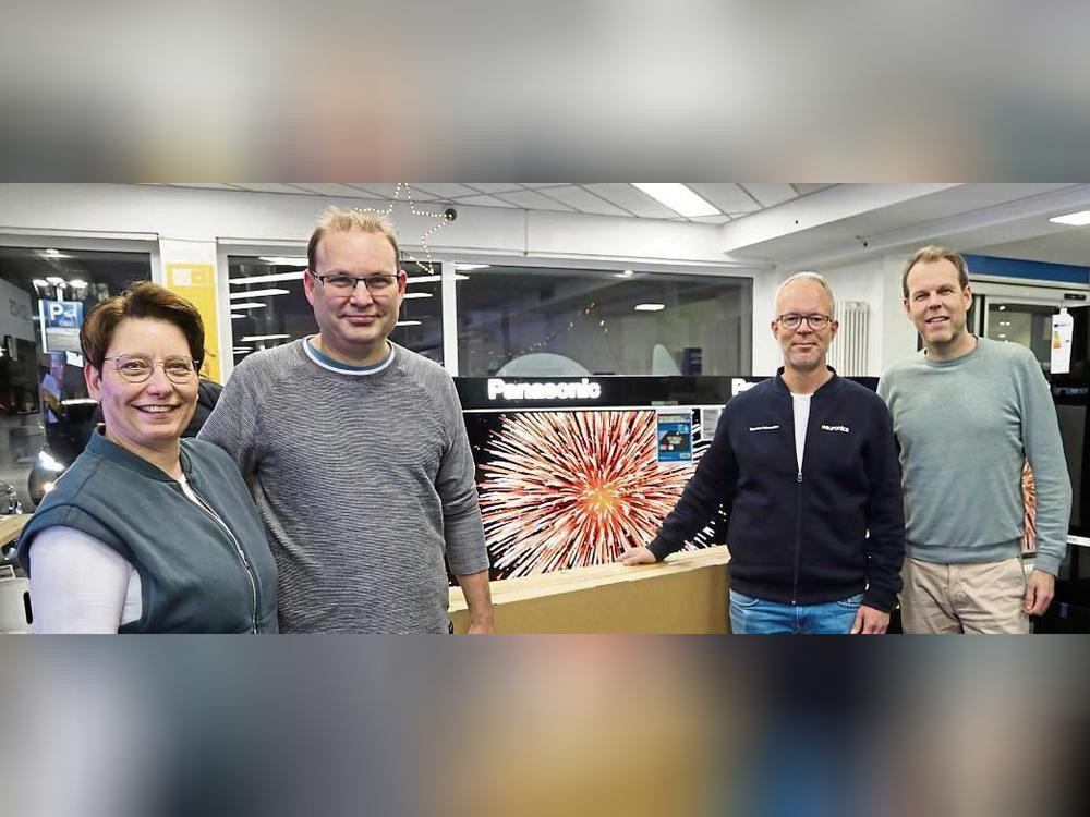 Für ein Feuerwerk der Emotionen sorgte der Hauptpreis des Weihnachtsgewinnspiels beim Gewinner Patrick Middeke (2.v.l.) und seiner Ehefrau Sandra. Sie nahmen den Flachbildfernseher im Wert von 3299 Euro von Euronics-Filialleiter Thorsten Schomaker (2.v.r.) und Bernd Moormann, Geschäftsführer Laumanns Medienservice, entgegen. Foto: Sanimir Osmic