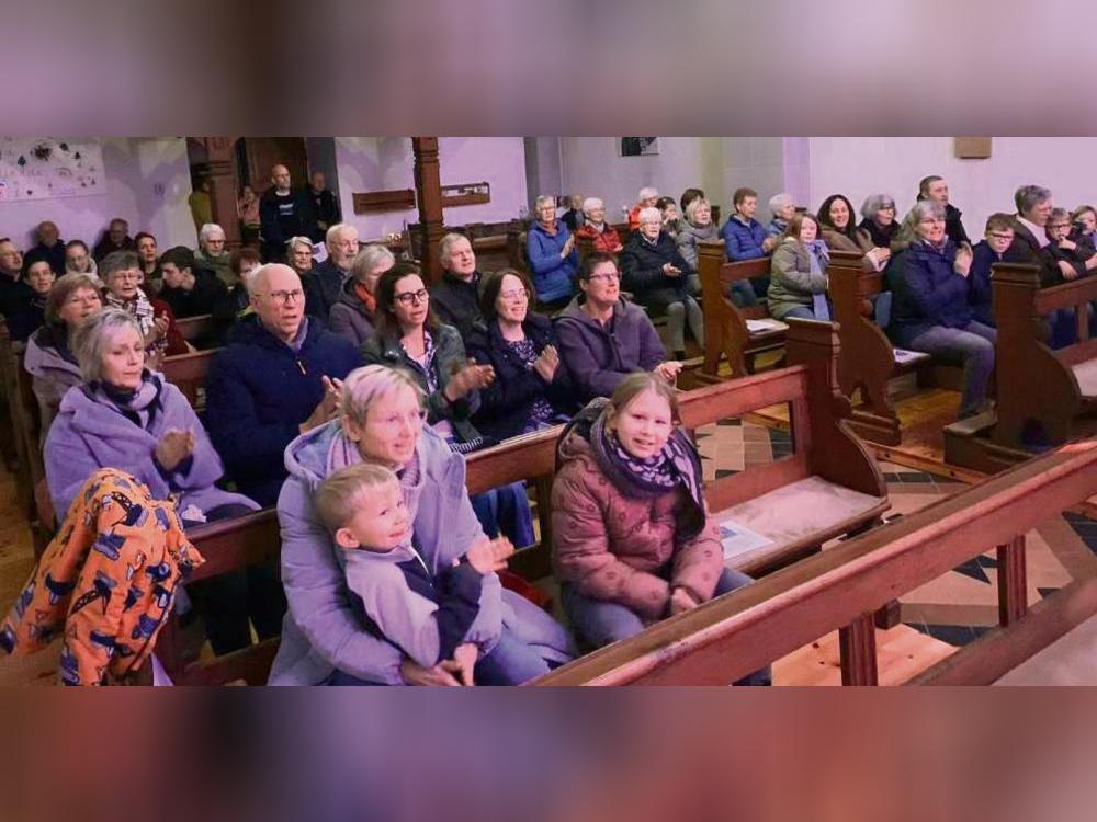 Die Reihen in der Uelder Kapelle waren beim Mitsingkonzert gut gefüllt. Geschmettert wurden beliebte Weihnachtslieder. Foto: Nicola Gerwin
