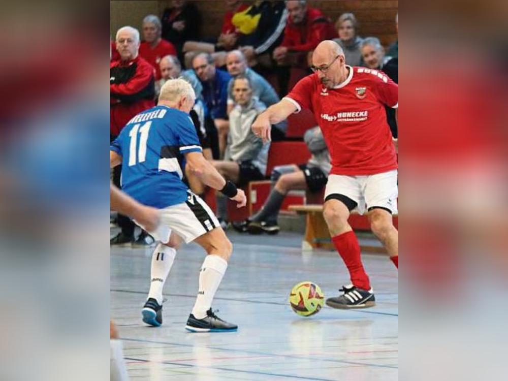 Ein Wiedersehen für die Gehfußballer des TuS Anröchte (in Rot) gibt es beim eigenen Turnier am Samstag auch mit Arminia Bielefeld (in Blau). Foto: Thomas Wiegand