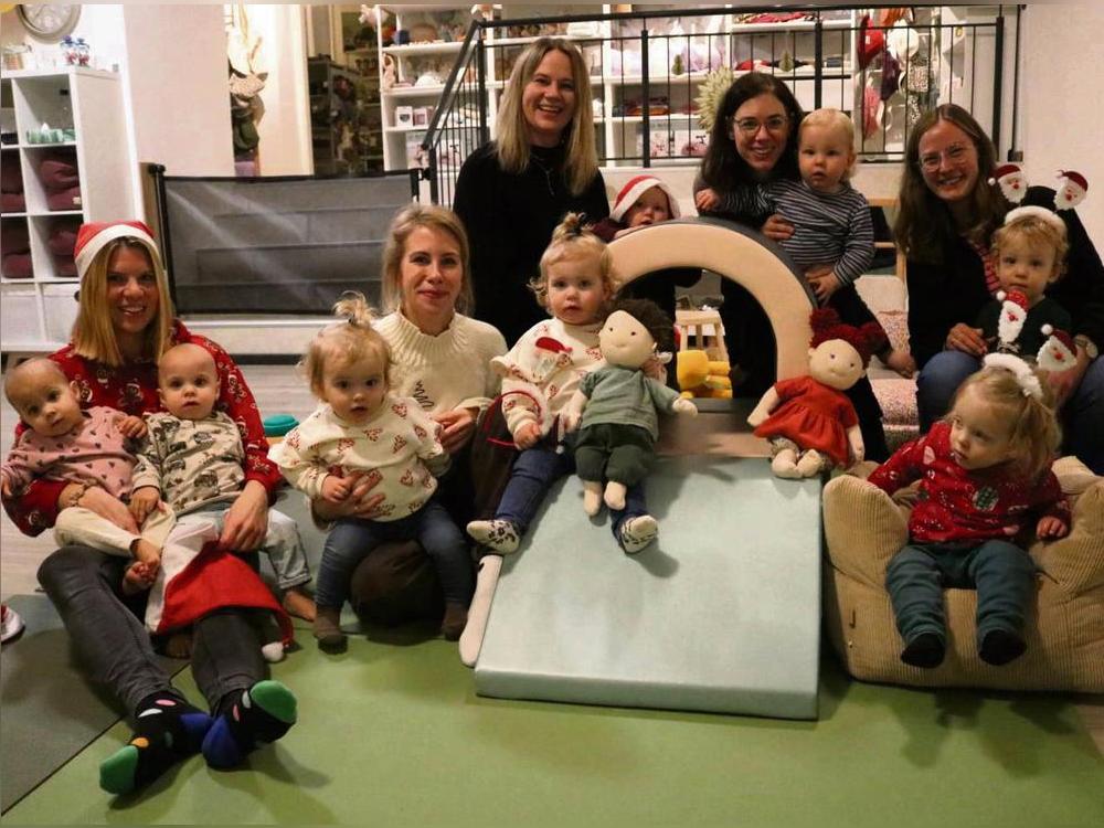 Vier Mütter, acht Kinder, eine Organisatorin: Beim Zwillingscafé in der Geseker Familienstube gibt’s Nachwuchs im Doppelpack! Hier können die Eltern über typische Zwillingsthemen sprechen und wertvolle Tipps austauschen. Foto: Hannah Wapelhorst