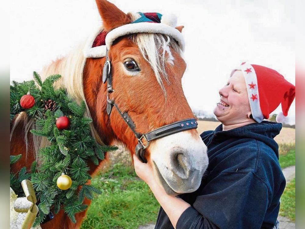 Ein großes Herz für Tiere: Caroline Winkler mit der Haflinger-Stute „Naomi“. Aktuell leben 16 Vierbeiner auf dem Seelenhof in Anröchte. Fotos: Georg Giannakis